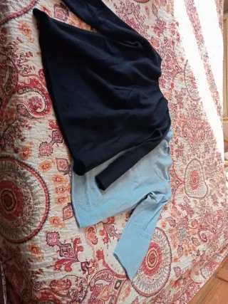 Dos jerseys, más 10 camisetas