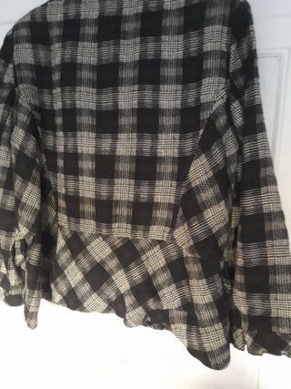 Chaqueta cuadros MATIZ con cortes y tipo volantes