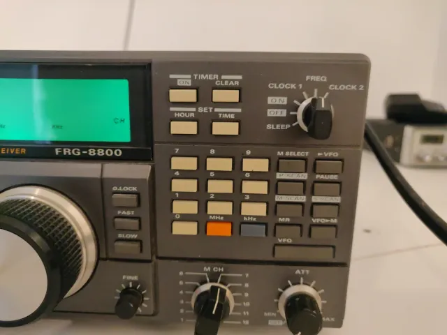 Yaesu FRG-8800 con FRV-8800
