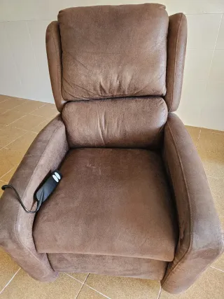 Sillón de tela marrón