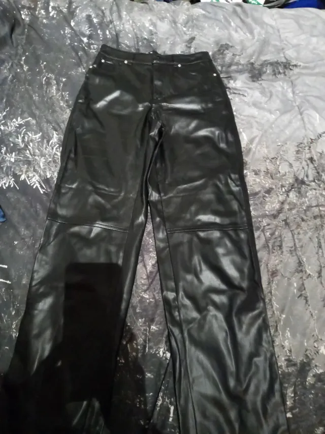 Pantalón efecto piel negro