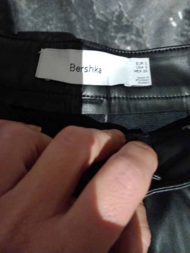 Pantalón efecto piel negro