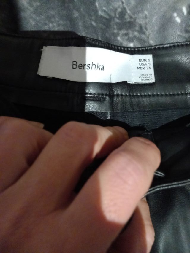 Pantalón efecto piel negro