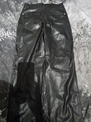 Pantalón efecto piel negro