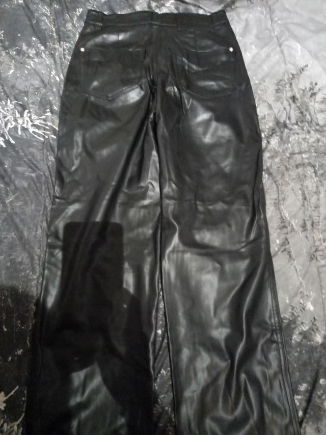 Pantalón efecto piel negro