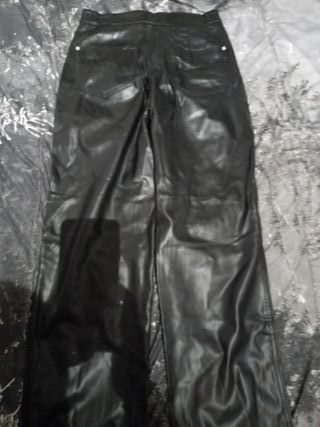Pantalón efecto piel negro