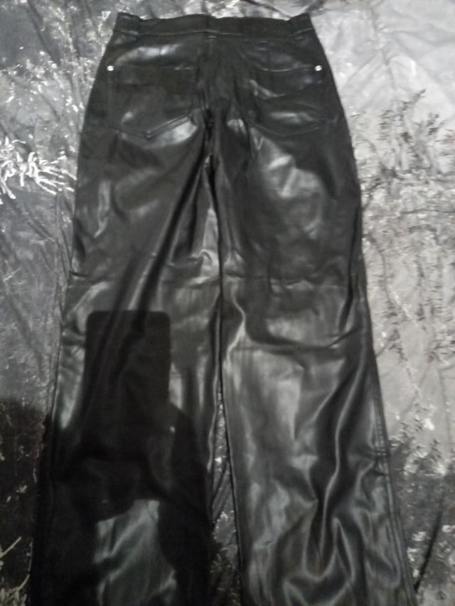 Pantalón efecto piel negro