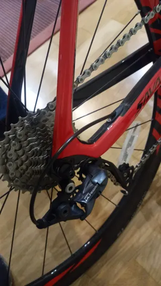 Bicicleta de carreras SAVA Roja