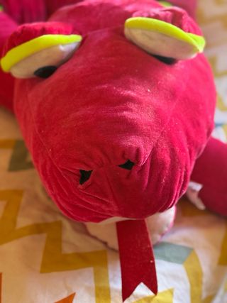 Serpiente de peluche rosa