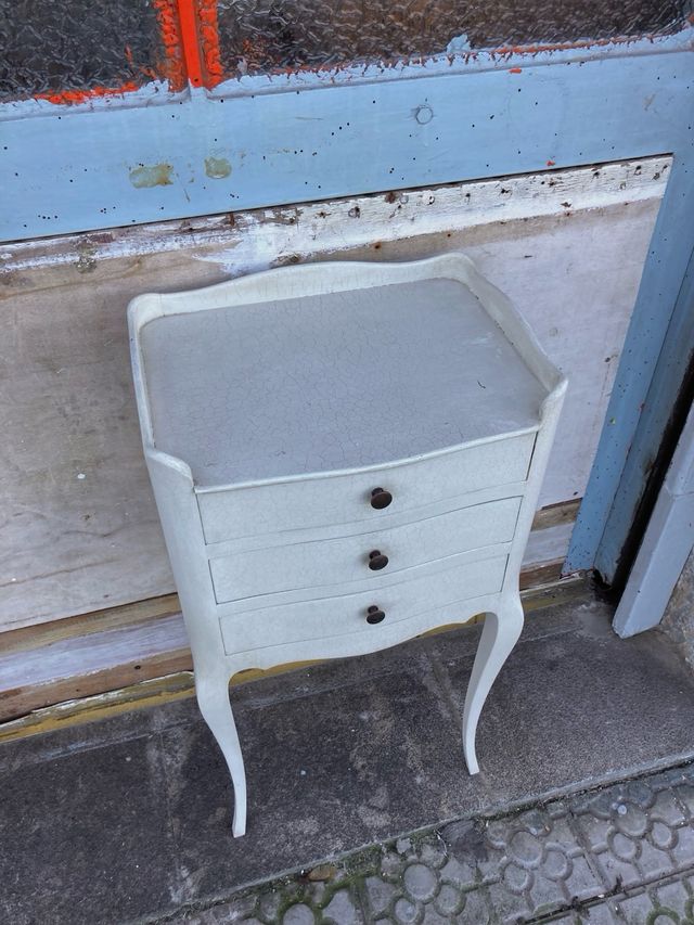 Mesita de noche beige y blanca