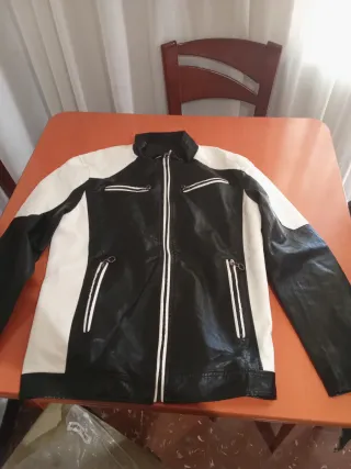 Cazadora polipiel negra y blanca