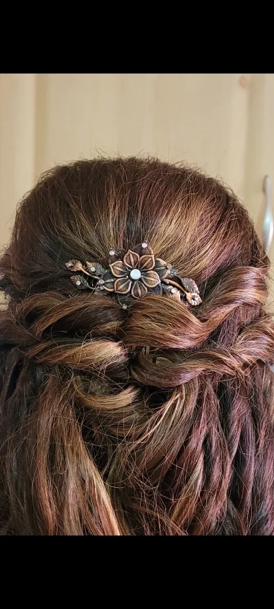 Peineta con flor y pedrería