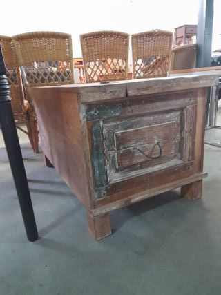 Baúl de madera tallada artesanal