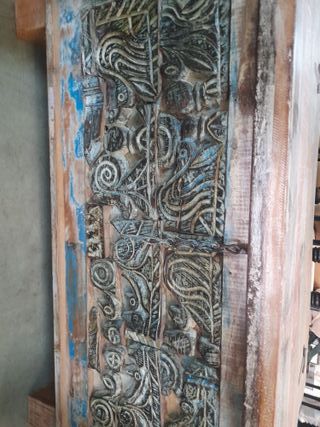 Baúl de madera tallada artesanal