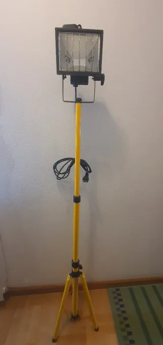 Foco LED trípode amarillo