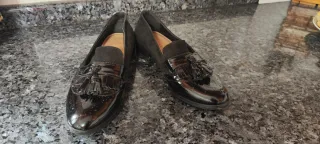 Zapatos negros charol con flecos