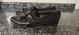 Zapatos negros charol con flecos