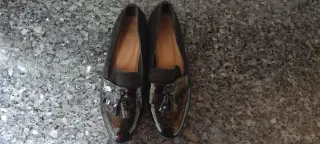 Zapatos negros charol con flecos