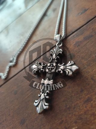 Collana con ciondolo a croce