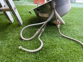 Fregadero de metal con grifo y ducha