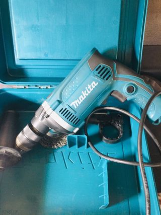 Taladro Makita HP1631 con maletín