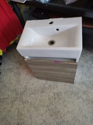 Lavabo de cerámica con mueble de madera