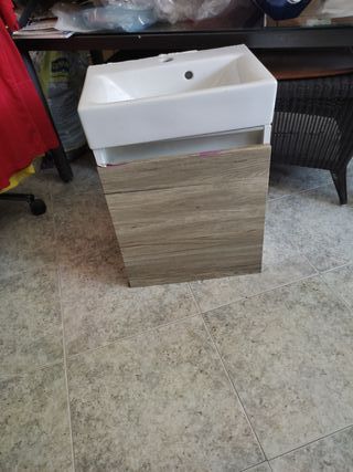 Lavabo de cerámica con mueble de madera