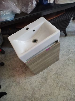 Lavabo de cerámica con mueble de madera