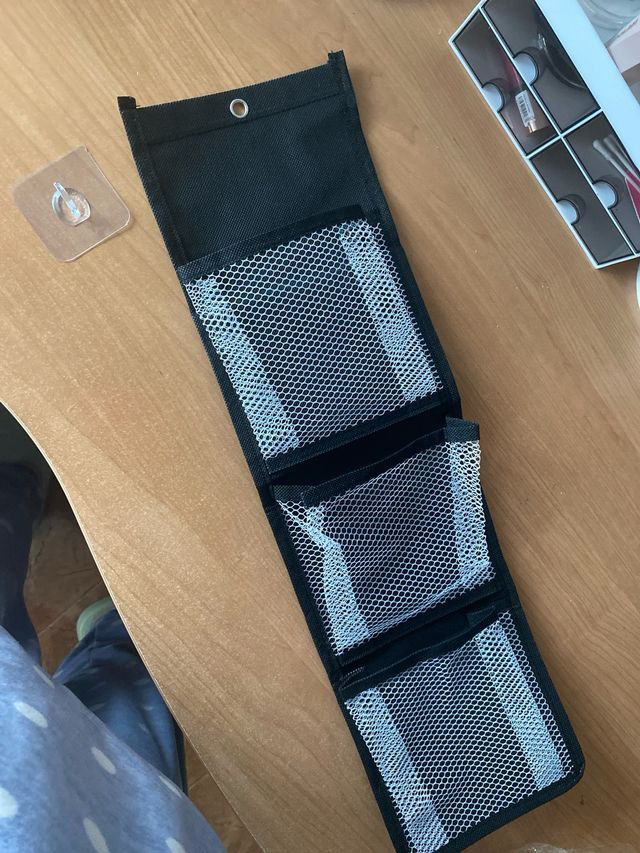 Organizador de tecido com bolsos de malha