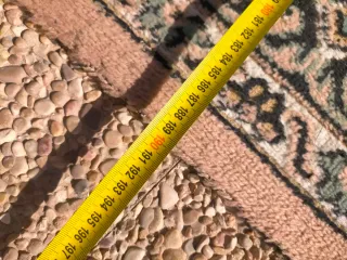 Alfombra beige y rosa