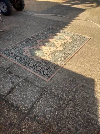 Alfombra beige y rosa