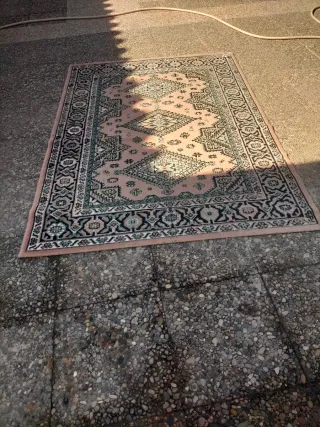 Alfombra beige y rosa