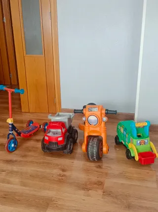 Lote de juguetes: patinete, camión, moto y más