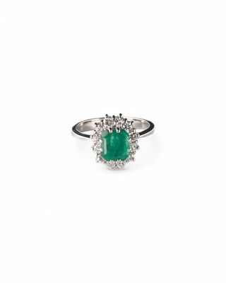 Sortija oro blanco esmeralda y brillantes