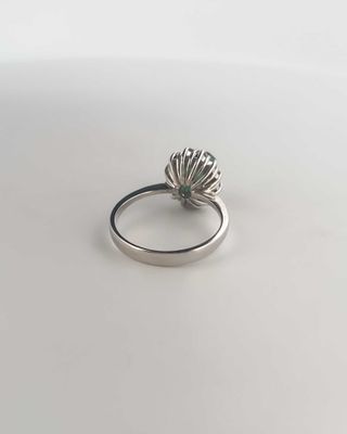 Sortija oro blanco esmeralda y brillantes