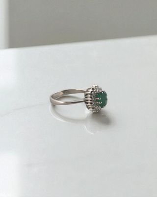 Sortija oro blanco esmeralda y brillantes