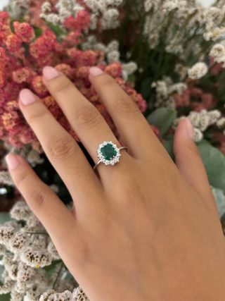 Sortija oro blanco esmeralda y brillantes