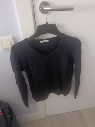 Jersey azul marino cuello pico