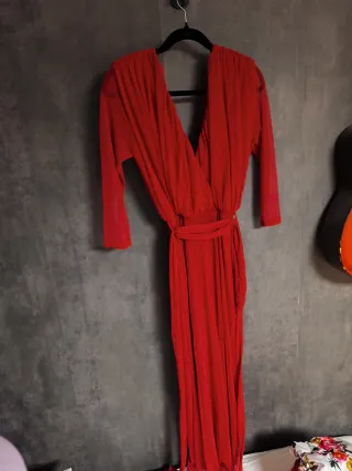 Mono mujer rojo