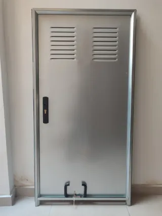 Puerta Metálica con Rejillas Cerradura 145.5x81cm