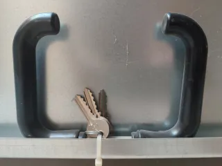 Puerta Metálica con Rejillas Cerradura 145.5x81cm