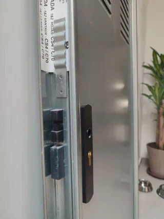 Puerta Metálica con Rejillas Cerradura 145.5x81cm