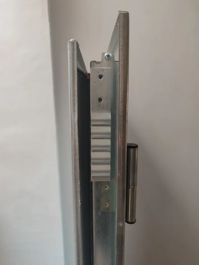 Puerta Metálica con Rejillas Cerradura 145.5x81cm