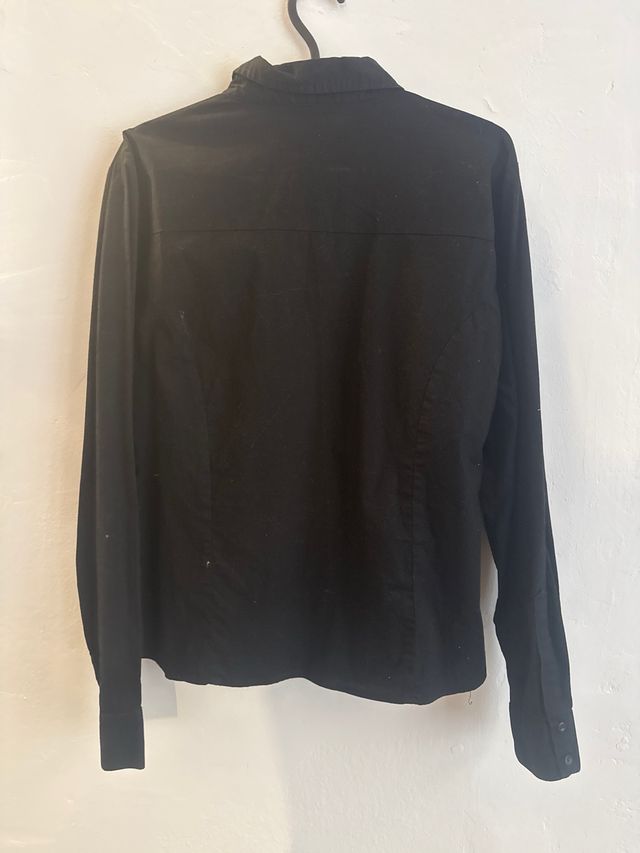 Camisa negra de manga larga