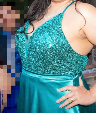 Vestido de fiesta azul verdoso con lentejuelas