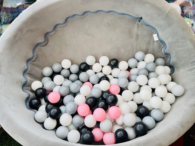 Piscina de bolas gris con bolas de colores