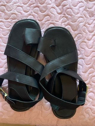 Sandalias negras con correa al tobillo