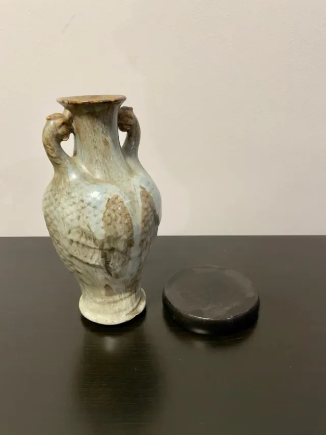 Jarrón antiguo de cerámica con soporte