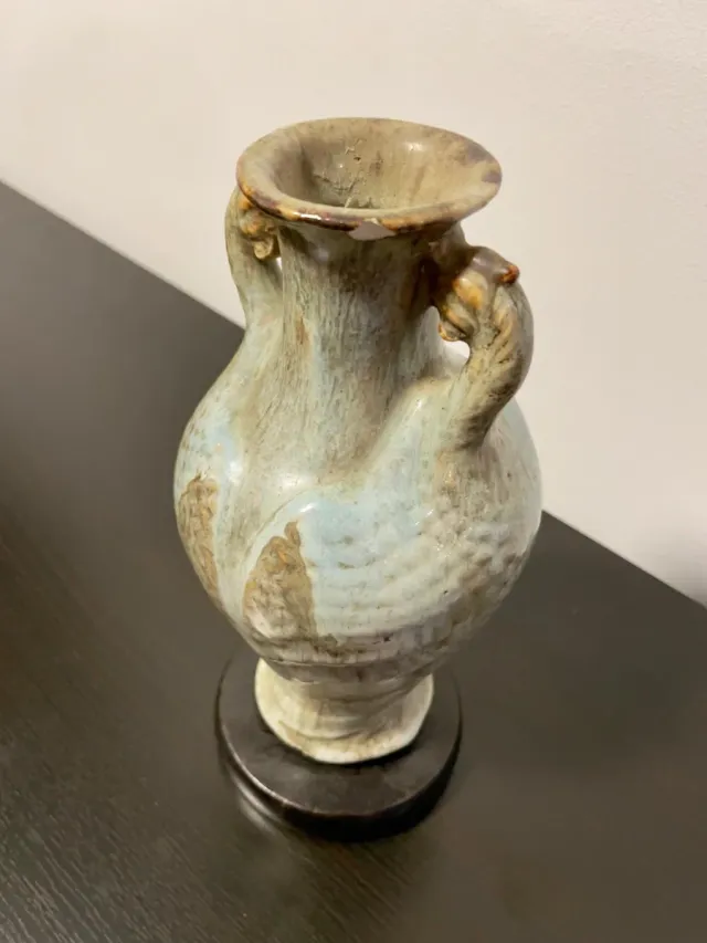 Jarrón antiguo de cerámica con soporte