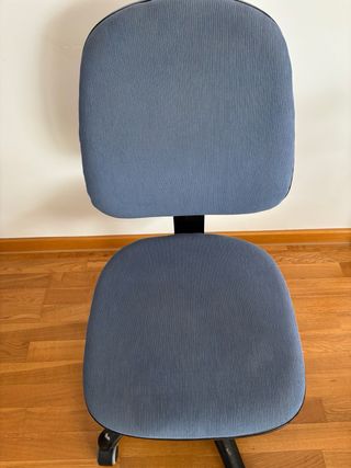 Silla de oficina azul con ruedas
